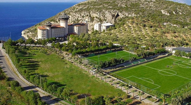 Tatile geldiği 5 yıldızlı otelde başına kale direği düştü