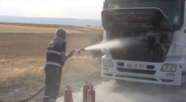 Tırın motor bölümünde çıkan yangın korkuttu