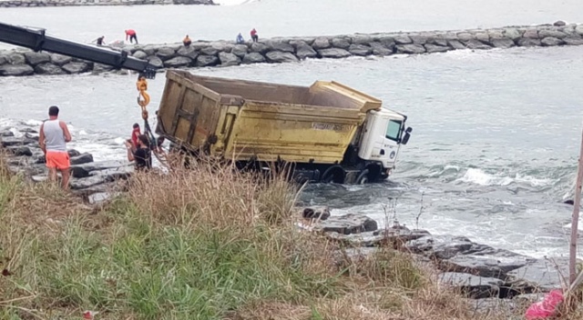 Trabzon&#039;da hafriyat kamyonu denize uçtu