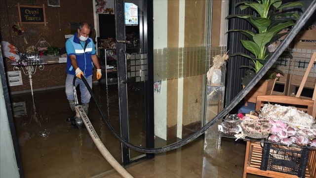 Trabzon'da sağanak hayatı olumsuz etkiledi