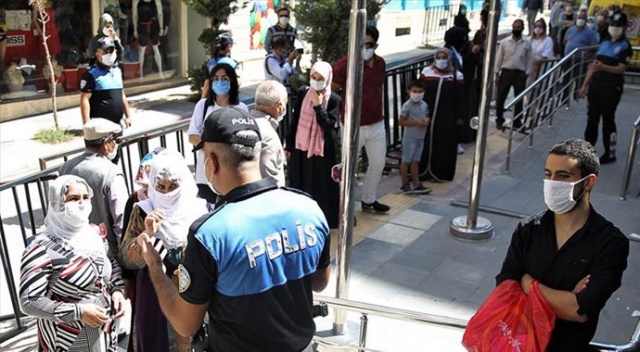 Van ve Osmaniye'de 65 yaş üstü vatandaşlara yeni kısıtlamalar getirildi Van ve Osmaniye'de 65 yaş üstü vatandaşlara yeni kısıtlamalar getirildi
