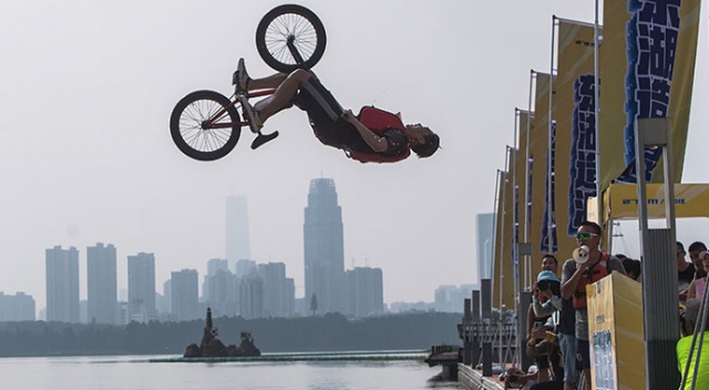 Wuhan&#039;da koronavirüse rağmen Bisikletle Göle Atlama Festivali’ne büyük ilgi
