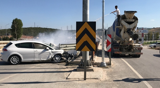 Yanan otomobili beton mikseri söndürdü Yanan otomobili beton mikseri söndürdü