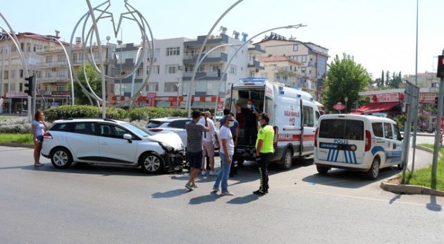 Yaralı taşıyan ambulans kaza yaptı Yaralı taşıyan ambulans kaza yaptı