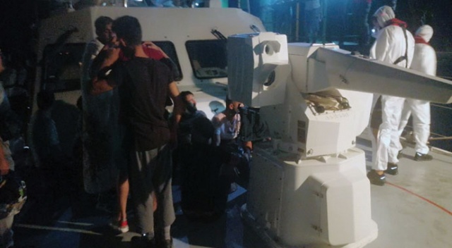 Yunan karasularında batan teknedeki 18 sığınmacı kurtarıldı Yunan karasularında batan teknedeki 18 sığınmacı kurtarıldı