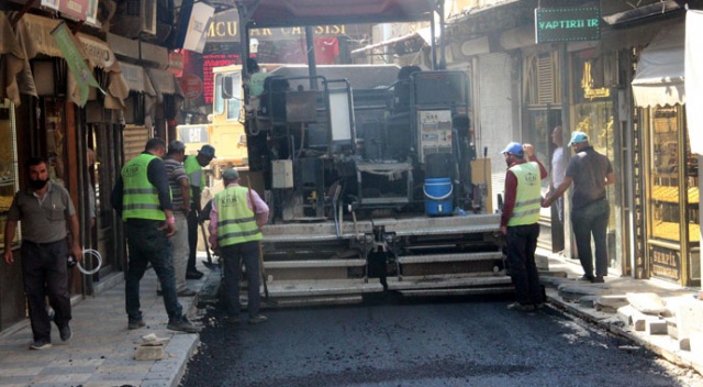 40 derece sıcaklıkta 60 derecelik asfalt döküyorlar