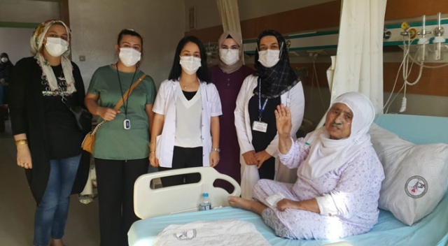 40 gün entübe kalan 75 yaşındaki kadın koronavirüsü yendi 40 gün entübe kalan 75 yaşındaki kadın koronavirüsü yendi