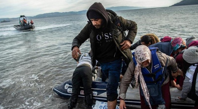 Balıkesir'de Türk kara sularına itilen 32 düzensiz göçmen kurtarıldı