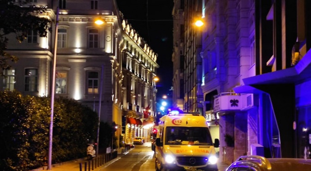 Beyoğlu'nda metruk binada çıkan yangın söndürüldü