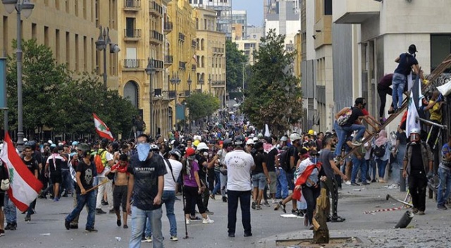 Beyrut'ta yeni hükümeti kurmakla görevlendirilen Adib protesto edildi: 21 yaralı Beyrut'ta yeni hükümeti kurmakla görevlendirilen Adib protesto edildi: 21 yaralı