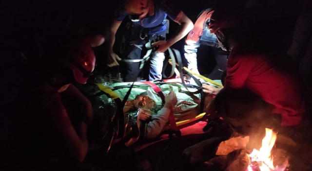 Bursa'da kayalıktan düşen çoban helikopterle kurtarıldı Bursa'da kayalıktan düşen çoban helikopterle kurtarıldı