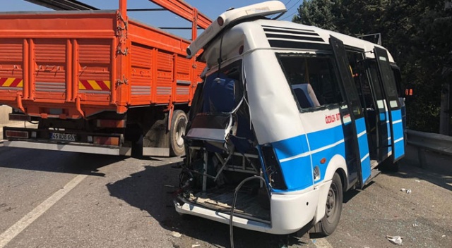 Bursa&#039;da yolcu otobüsü, yolcu minibüsüne çarptı: 10 yaralı
