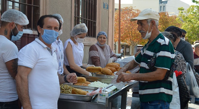 Çarşı ortasında 5 bin kişiye bedava balık ekmek dağıttı