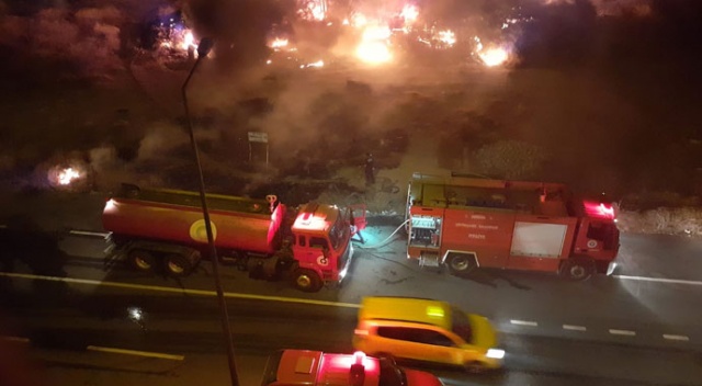 Çöp eşyaların olduğu alanda çıkan yangın korkuttu