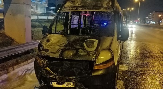 D-100’de seyir halindeki minibüs alev alev yandı D-100’de seyir halindeki minibüs alev alev yandı