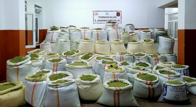 Diyarbakır’da Yıldırım-7 Operasyonu’nda 1 ton 756 kilo esrar ele geçirildi Diyarbakır’da Yıldırım-7 Operasyonu’nda 1 ton 756 kilo esrar ele geçirildi