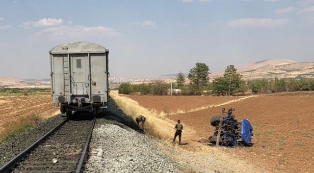 Elazığ&#039;da trenin çarptığı traktörün sürücüsü hayatını kaybetti