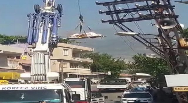 Evinde ölü bulunan adamın cesedi vinçle çıkartıldı Evinde ölü bulunan adamın cesedi vinçle çıkartıldı