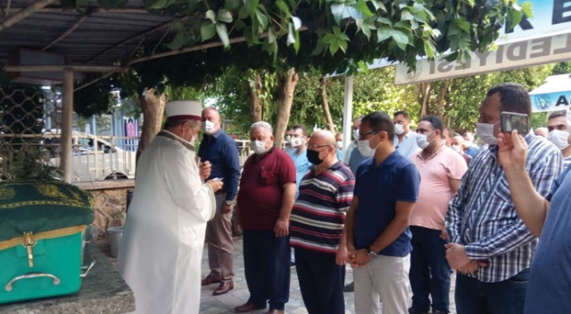 Evinde ölü bulunan genç öğretmen toprağa verildi Evinde ölü bulunan genç öğretmen toprağa verildi