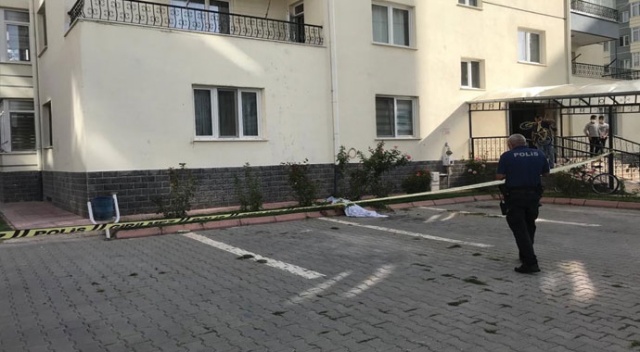 Feci ölüm! 9. kattan düşen 83 yaşındaki kadın hayatını kaybetti Feci ölüm! 9. kattan düşen 83 yaşındaki kadın hayatını kaybetti