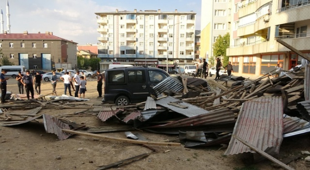 Fırtınada kopan çatı araçların üzerine düştü