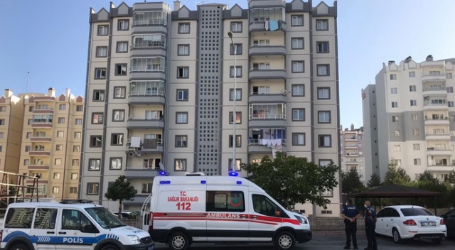 Genç şahıs aparman boşluğunda kendini asarak intihar etti Genç şahıs aparman boşluğunda kendini asarak intihar etti