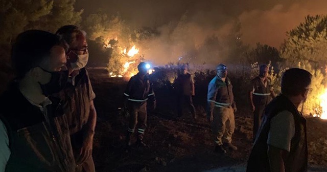 Hatay'daki yangına "karşı ateş" tekniğiyle müdahale ediliyor Hatay'daki yangına "karşı ateş" tekniğiyle müdahale ediliyor