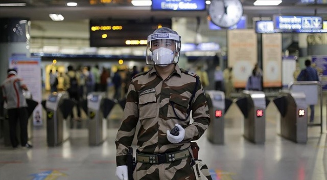 Hindistan'da Kovid-19 vakalarında günlük artış rekor düzeye ulaştı