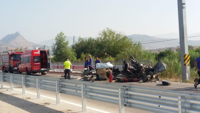 Hurdaya dönen aracın sürücüsü yaralandı Hurdaya dönen aracın sürücüsü yaralandı