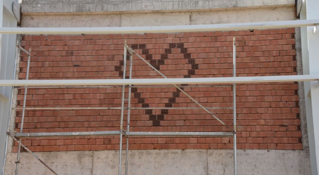 İnşaat ustasından romantik işçilik: Duvara tuğlalarla kalp yaptı