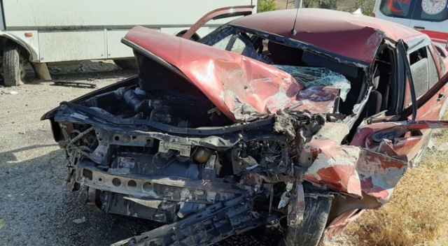 İşçi servisi ile otomobil çarpıştı: 1 yaralı