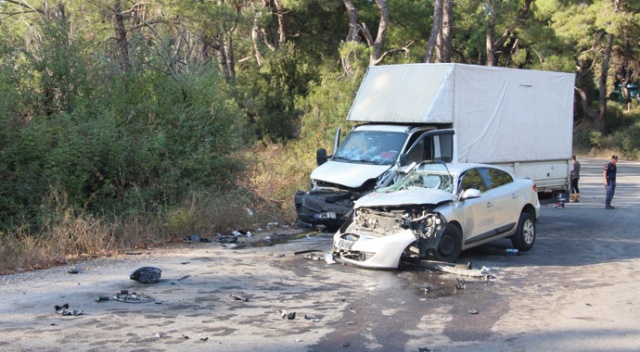İşçileri taşıyan kamyonet ile otomobil çarpıştı: 19 yaralı