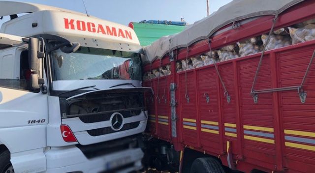 Kamyona çarpan tırın sürücüsü hayatını kaybetti Kamyona çarpan tırın sürücüsü hayatını kaybetti