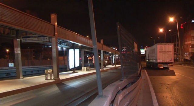 Kontrolden çıkan tır metrobüs bariyerlerine çarptı Kontrolden çıkan tır metrobüs bariyerlerine çarptı
