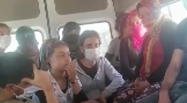 Konya'da minibüse binen 31 kişi jandarmaya yakalandı Konya'da minibüse binen 31 kişi jandarmaya yakalandı