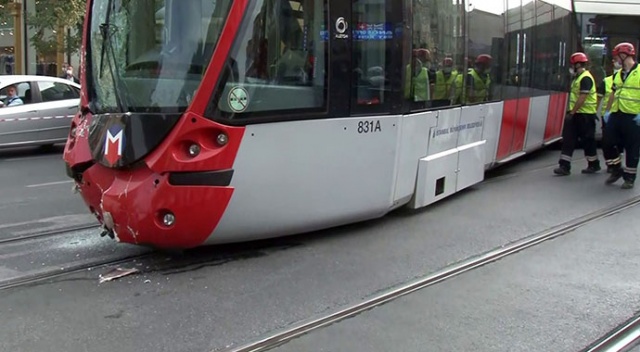 Laleli’de tramvay ile tur otobüsü çarpıştı