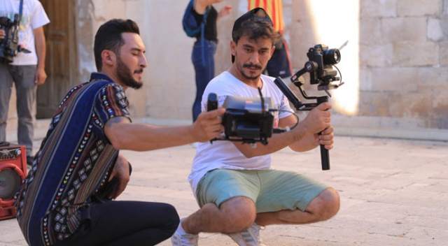 Mahallede çaycılık yapan Mardinli genç, kendini geliştirerek film yönetmenliği yapıyor