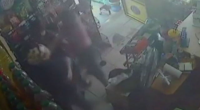 Marketçi kadını tekme tokat dövdü Marketçi kadını tekme tokat dövdü
