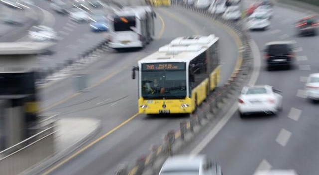 Metrobüs seyir halindeyken kurşun isabet etti