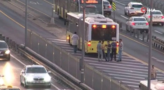 Metrobüse kurşun isabet etti