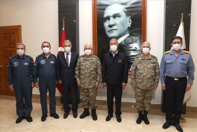 Milli Savunma Bakanı Akar, Eskişehir Valisi Ayyıldız’ı ziyaret etti Milli Savunma Bakanı Akar, Eskişehir Valisi Ayyıldız’ı ziyaret etti