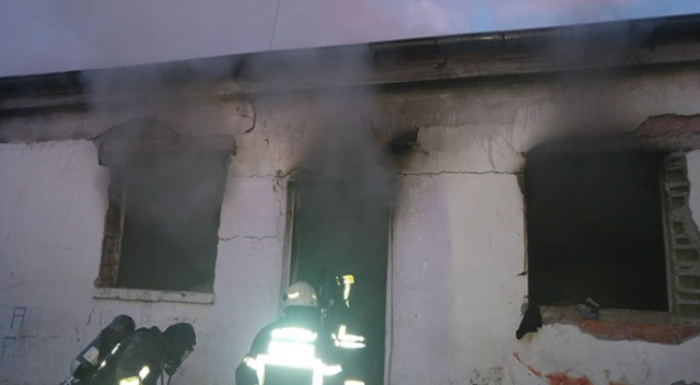Müstakil evde gaz sıkışması sonucu patlama: 6 yaralı Müstakil evde gaz sıkışması sonucu patlama: 6 yaralı