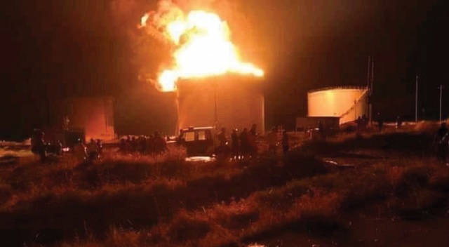 Musul'da petrol rafinesinde büyük yangın Musul'da petrol rafinesinde büyük yangın