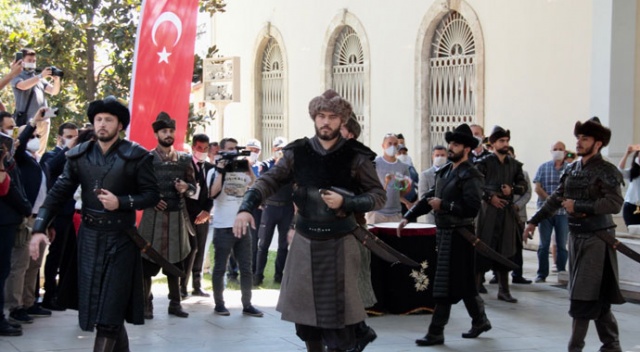 Osman Gazi Türbesi'nde nöbet başladı Osman Gazi Türbesi'nde nöbet başladı