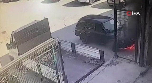 Otomobil bomba gibi patlayıp alev aldı Otomobil bomba gibi patlayıp alev aldı