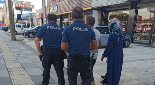 Otomobilin çarptığı yaya yaralandı, kaza anı kameraya yansıdı