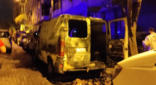 Panelvan minibüs sokak ortasında alev alev yandı