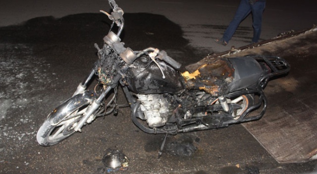 Polislere kızıp motosikletini ateşe verdi Polislere kızıp motosikletini ateşe verdi