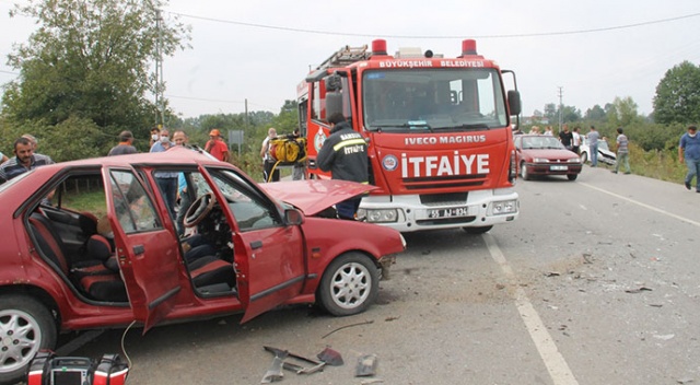 Samsun'da iki otomobil çarpıştı: 1 ölü, 5 yaralı Samsun'da iki otomobil çarpıştı: 1 ölü, 5 yaralı