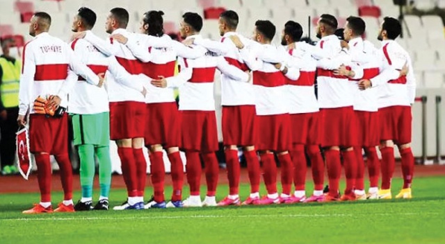 Sırbistan-Türkiye milli maçında ilk 11'ler belli oldu Sırbistan-Türkiye milli maçında ilk 11'ler belli oldu